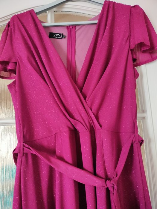 Piękna sukienka z połyskiem asymetryczna