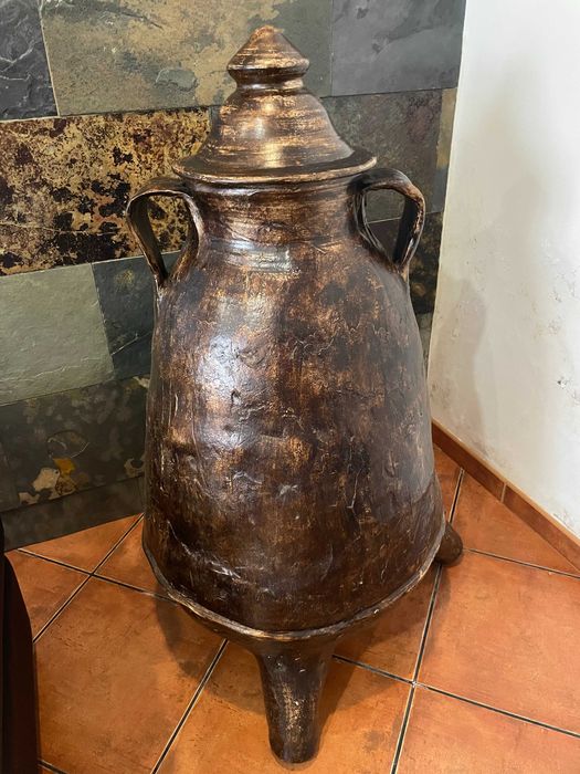 Jarrão de barro castanho