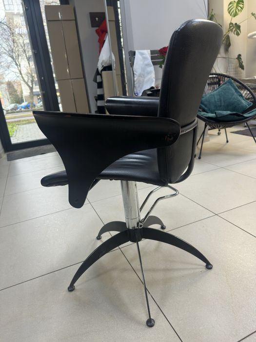 Стілець перукарський регулюється