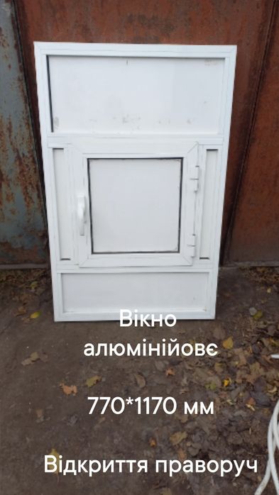 Окна  910*1130 мм,  двери  с сендвич панелью