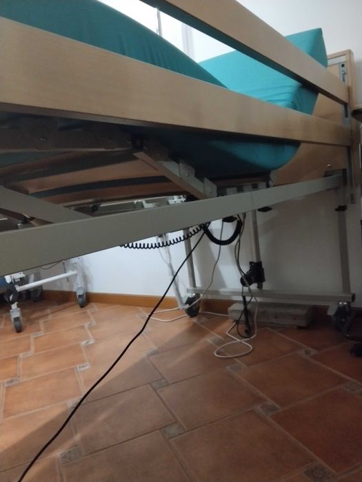 Cama articulada reforçada com motor elétrico com comandos