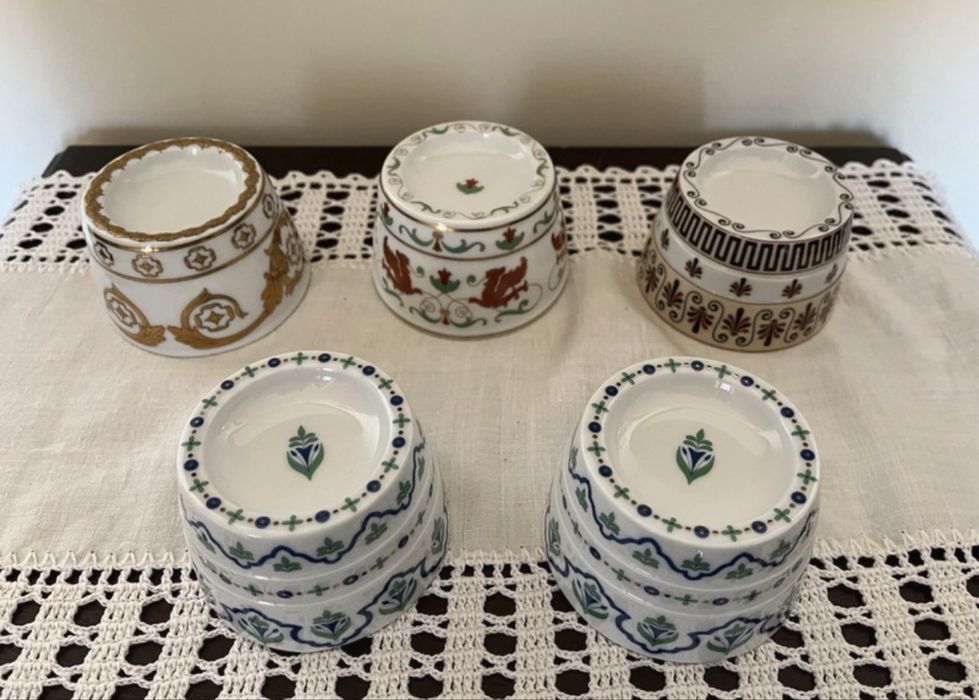 4 Saleiros em porcelana conventual porcelanas- Persa, Romano e Bizantino