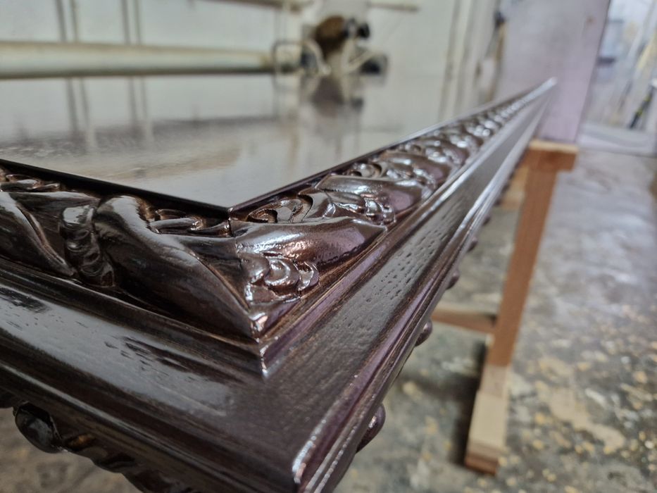 Кіоти та рами з різьбою