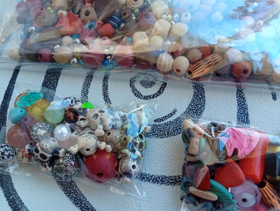 Lote de missangas 3 sacos cheios para artesanato bijuteria