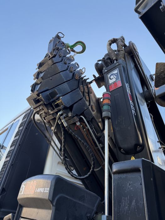 Man com grua hiab 322 e bascúla