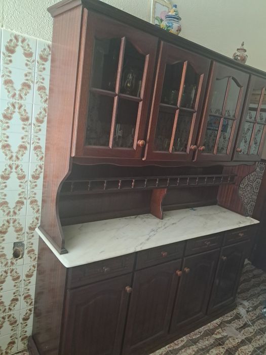Louceiro de cozinha em madeira com pedra mármore