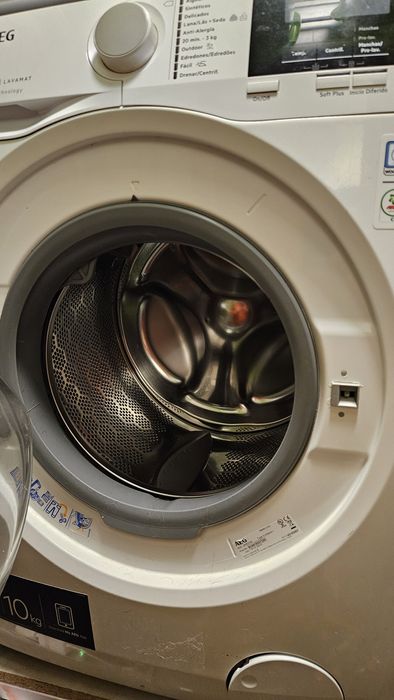 Máquina de lavar roupa AEG 10 kg – económica
Vendo máquina de lavar ro
