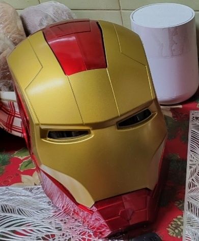 Dois Capacetes Iron Man um deles eletrónico com comando de voz