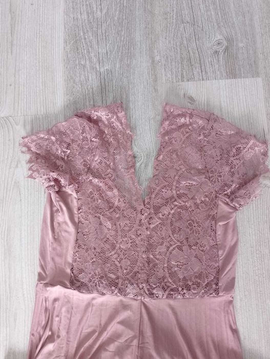 Długa maxi sukienka na wesele z rozcięciem i koronką brudny róż