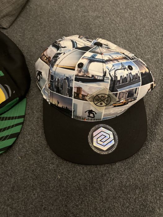 Czapki z daszkiem H&M.