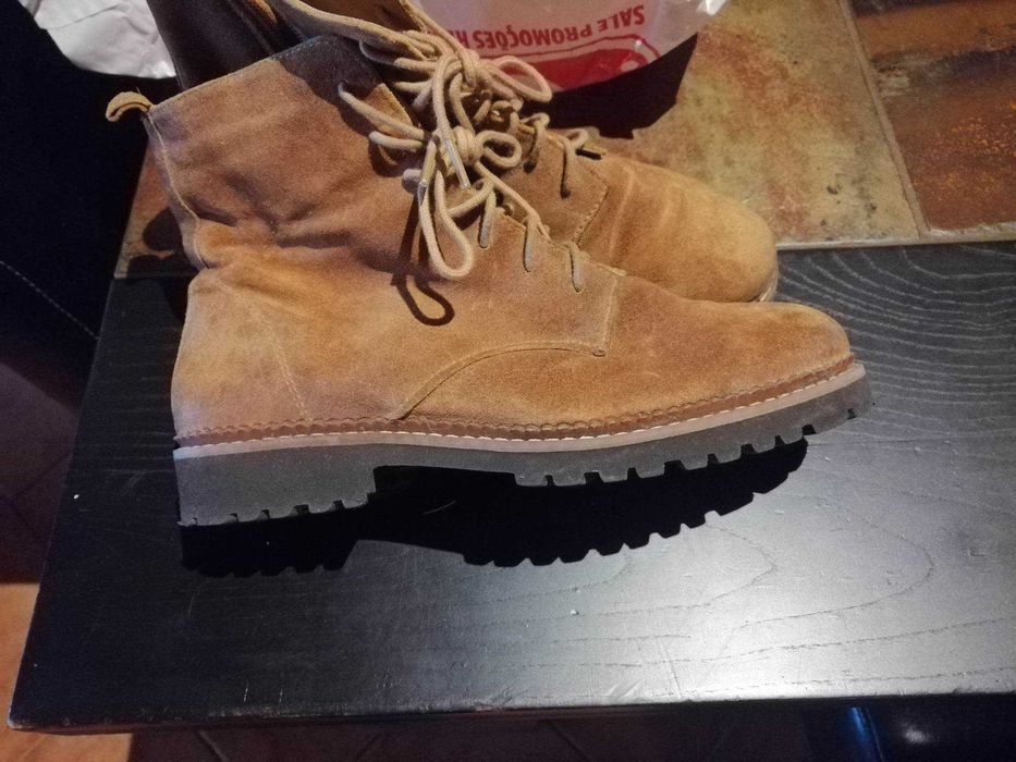 Botas em camurça de cor beje