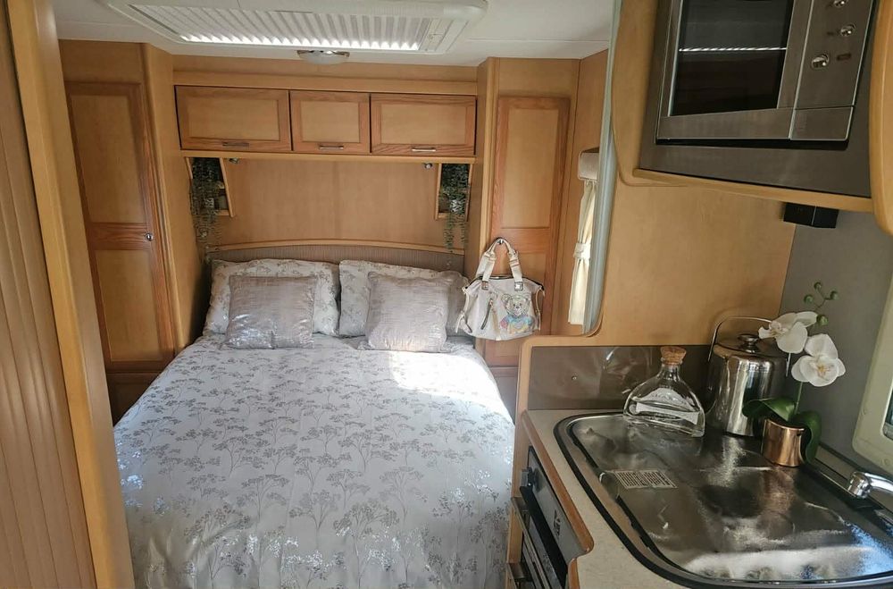 Caravana Elddis cama em ilha