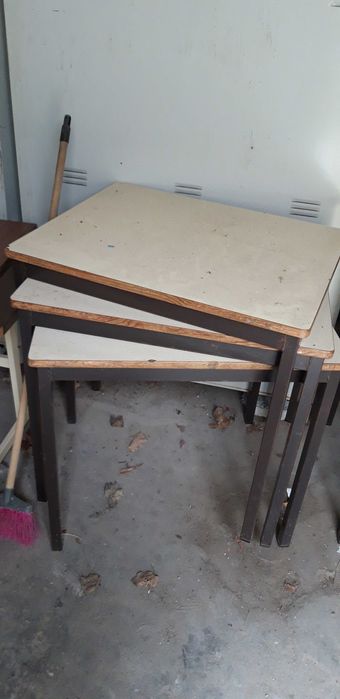 Cadeiras, bancos e secretarias de escola