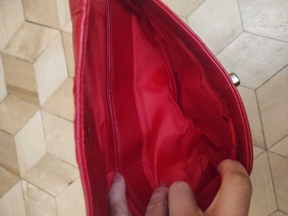 Czerwona torebka pikowana na łańcuchu George