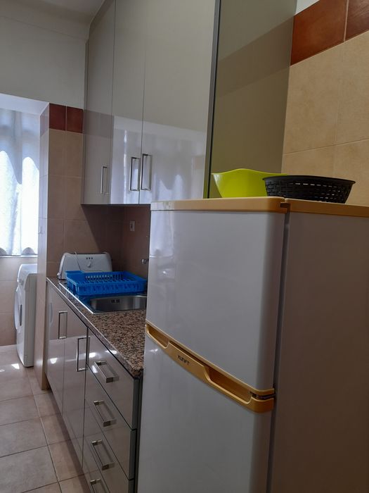 Arrenda-se quarto em Lisboa  para estudante, perto do Instituto  Superior Tecnico e do Metro, junto á rotunda das Olaias