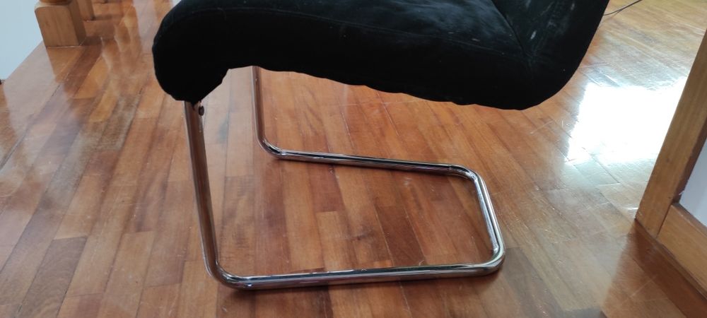 Cadeira em veludo preto