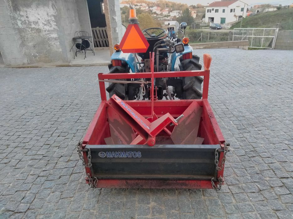 Trator Mitsubishi sem matrícula com alfaias