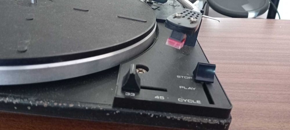 Bateria Roland Elétrica com vários pads e mesa de mistura