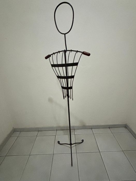 Cabide de ferro e madeira versátil leve