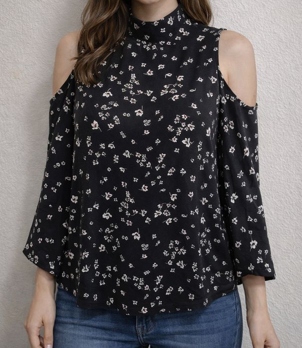 Blusa Preta Ombro Descoberto Bershka

Tecido leve e fresco
Tamanho S
L