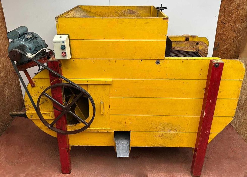 Maquina antiga de soprar sementes, azeitona, feijão etc