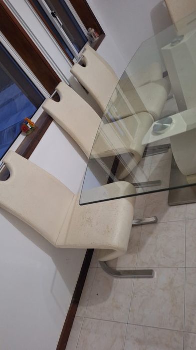 Mesa de vidro com 6 cadeiras