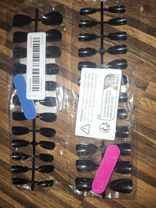 Dwa zestawy czarnych tipsów/paznokci