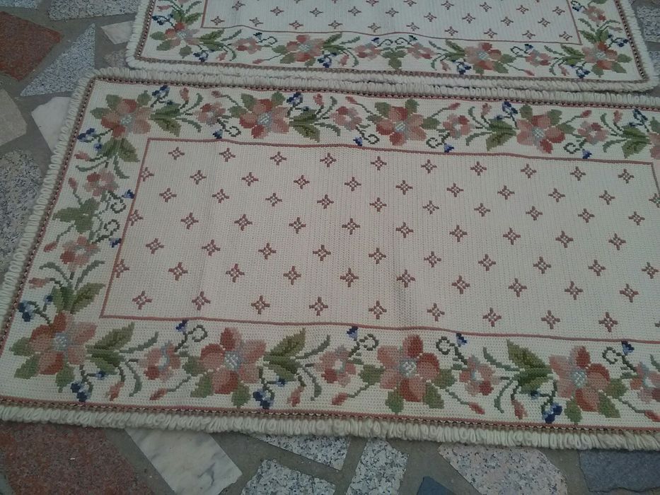 Quatro conjuntos de três tapetoes arraiolos para quarto novos