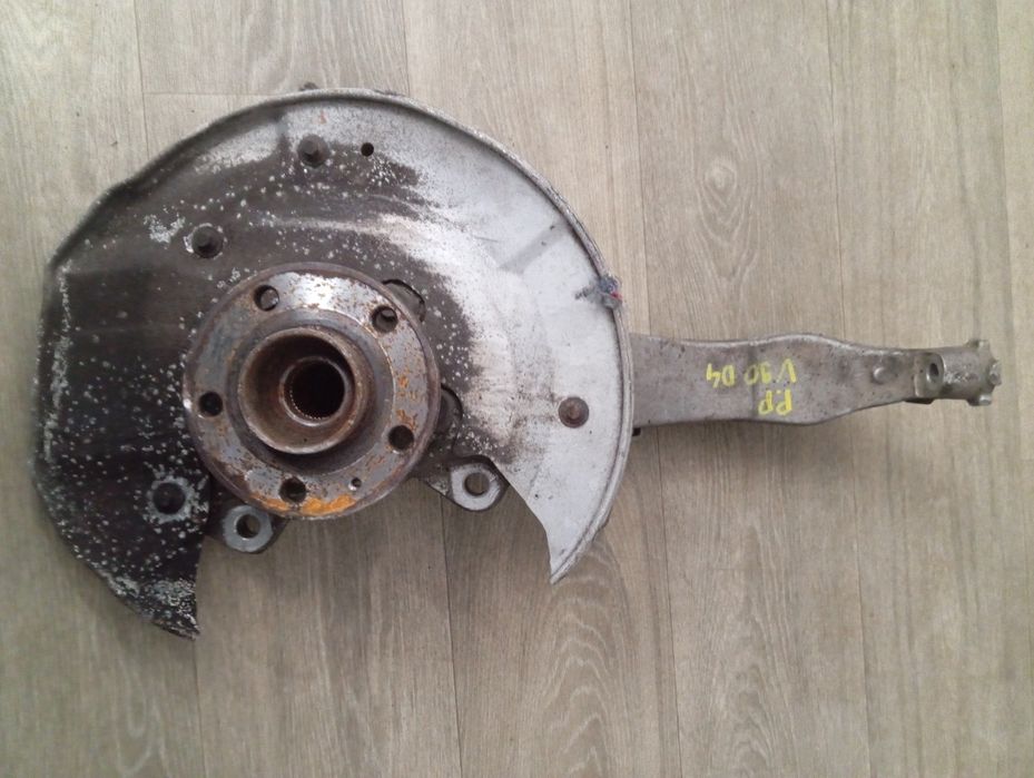 Вольво s90 v90 2018-2025 року 31682226 права цапфа ступиця