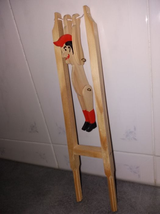 Boneco articulado de madeira