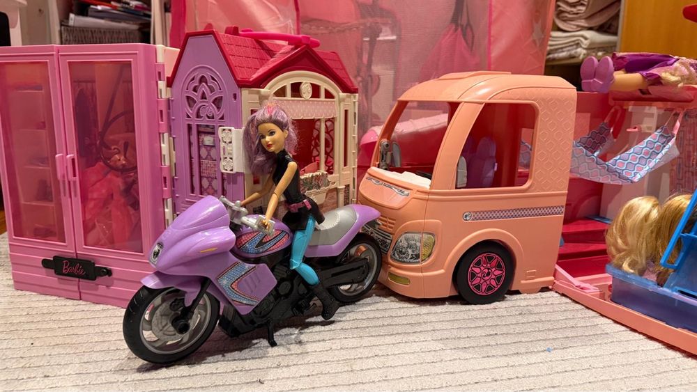 Conjunto Barbie: Casa de ferias + Armário com acessórios