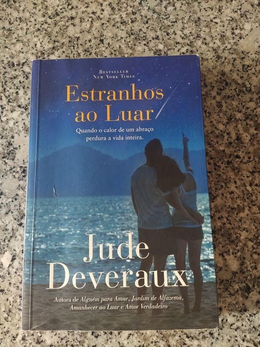 Livro de Jude Deveraux Estranhos ao luar