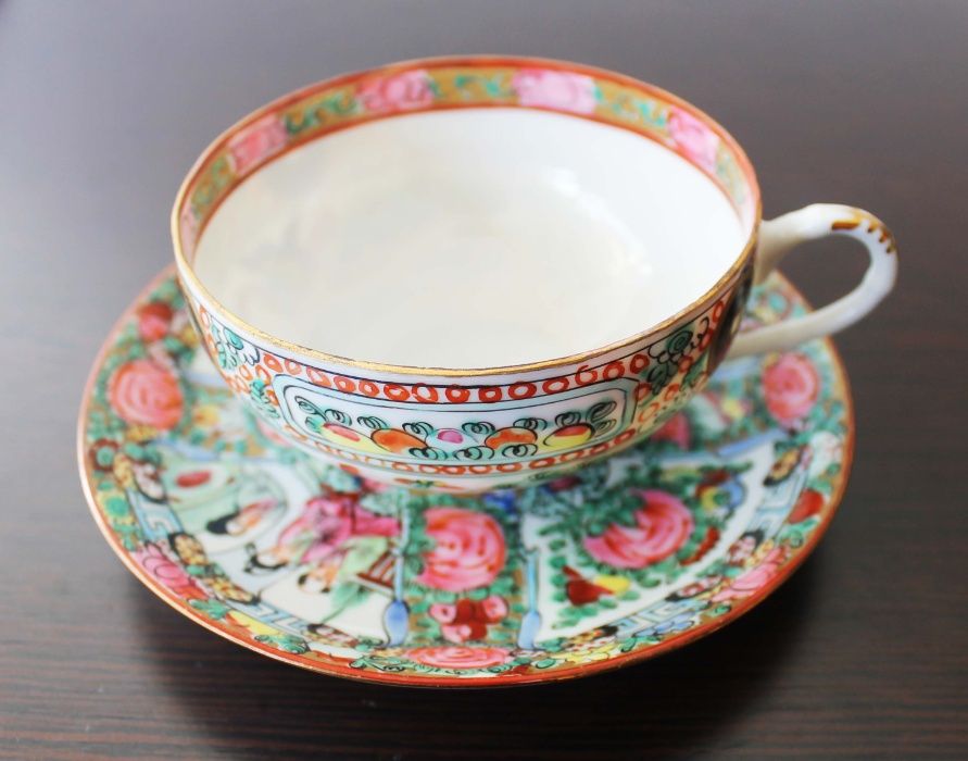 Antigos pratos e chávenas em porcelana casca de ovo fabricado em Macau