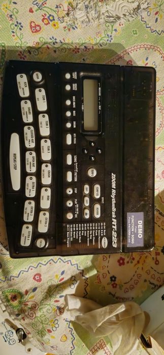 ZOOM RhythmTrak RT-223 – Caixa de Ritmos / Drum Machine
