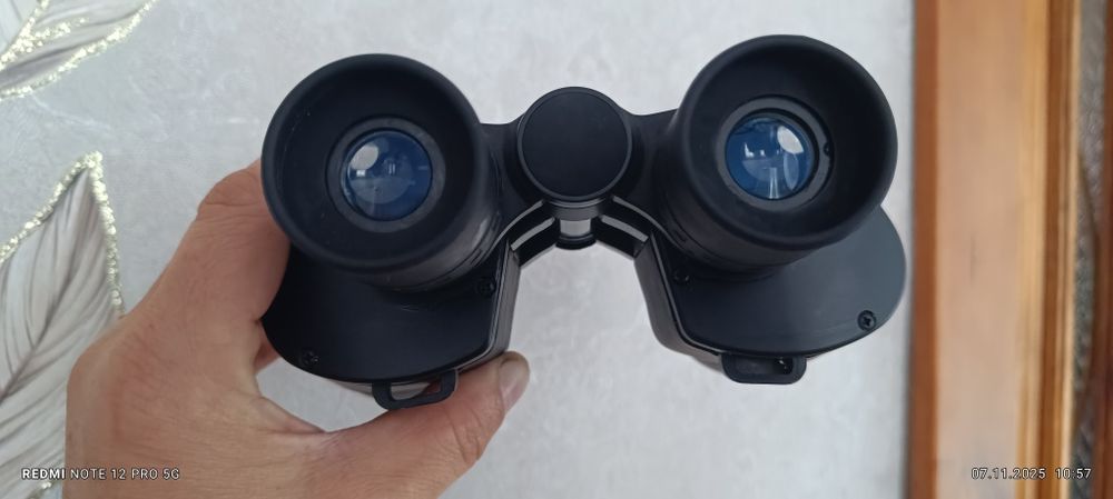 Бинокль в чехле.