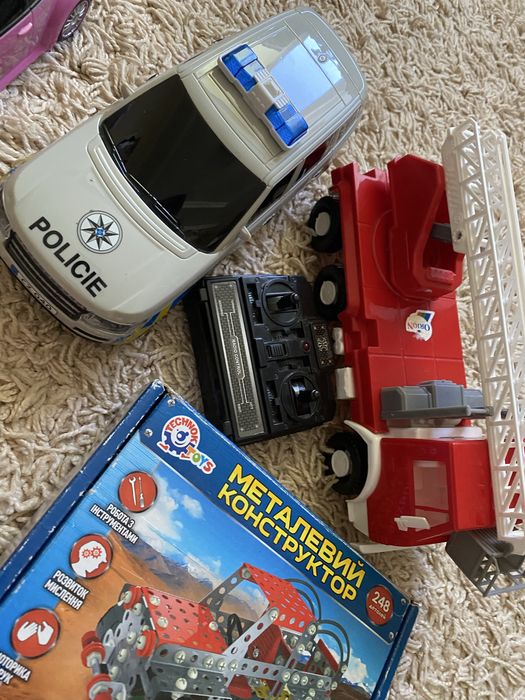 Багато машинок на пульті, металевий конструктор