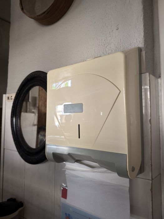 2 dispensadores de sabonete e 3 de papel