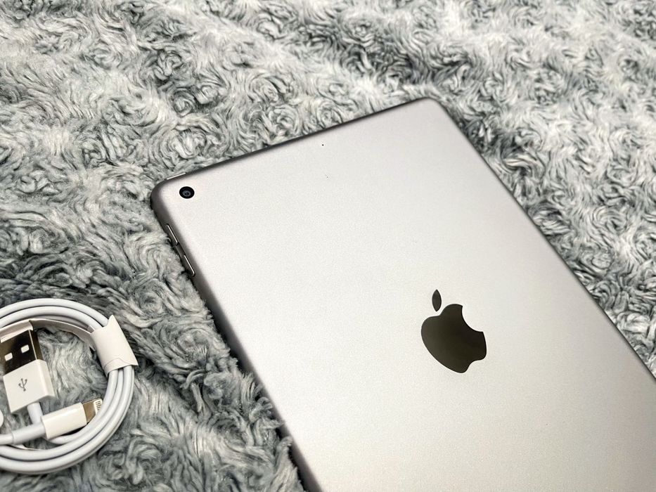 IPad 5 (32 gb) wi-fi, отличное состояние + стекло! А1822