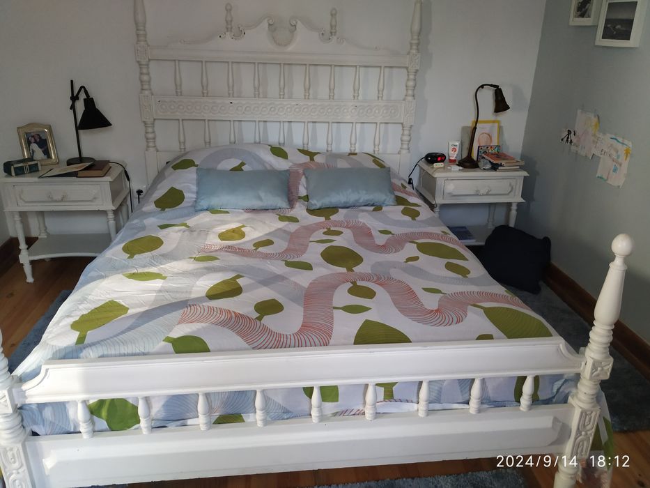 Cama de casal em madeira africana