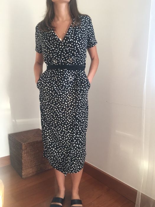 Vestido preto clássico às bolinhas