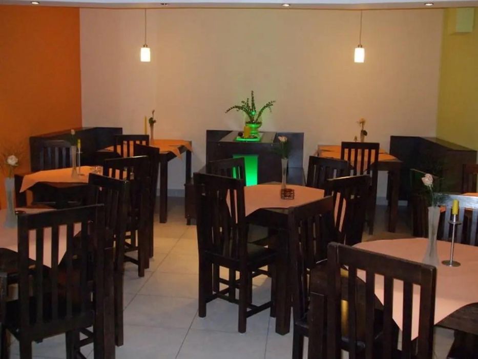 Mesas e cadeiras de madeira maciça para estabelecimento