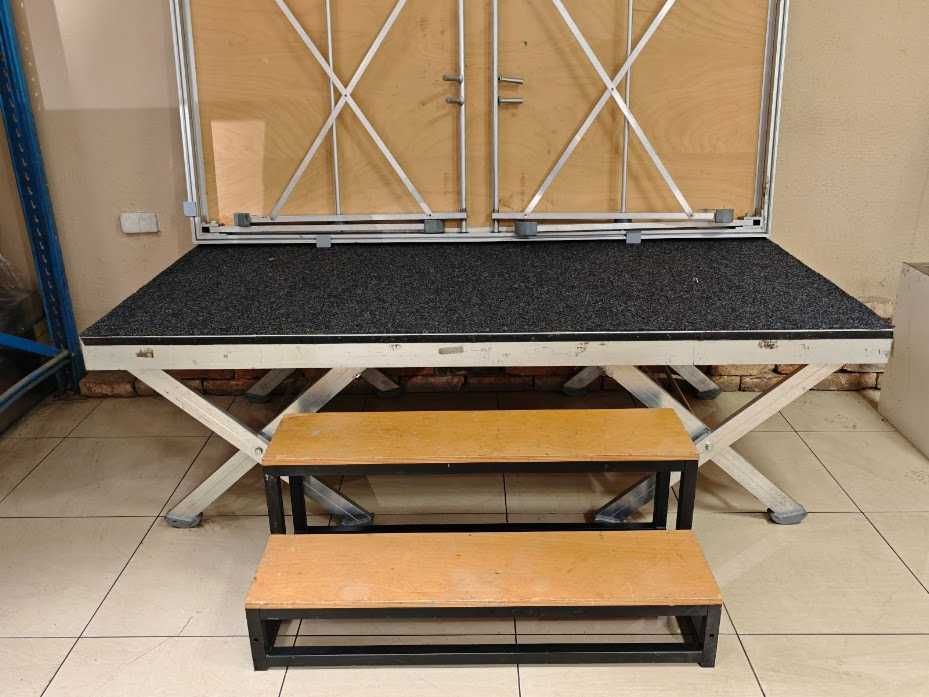 Podest / scena eventowa 200x200 cm – stabilna, składana