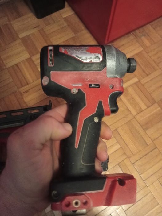Gwoździarka + zakrętka Milwaukee + bateria sprawne