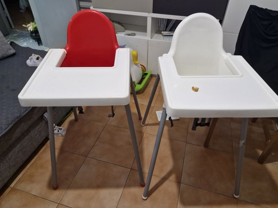 duas  cadeiras de refeições para bebé