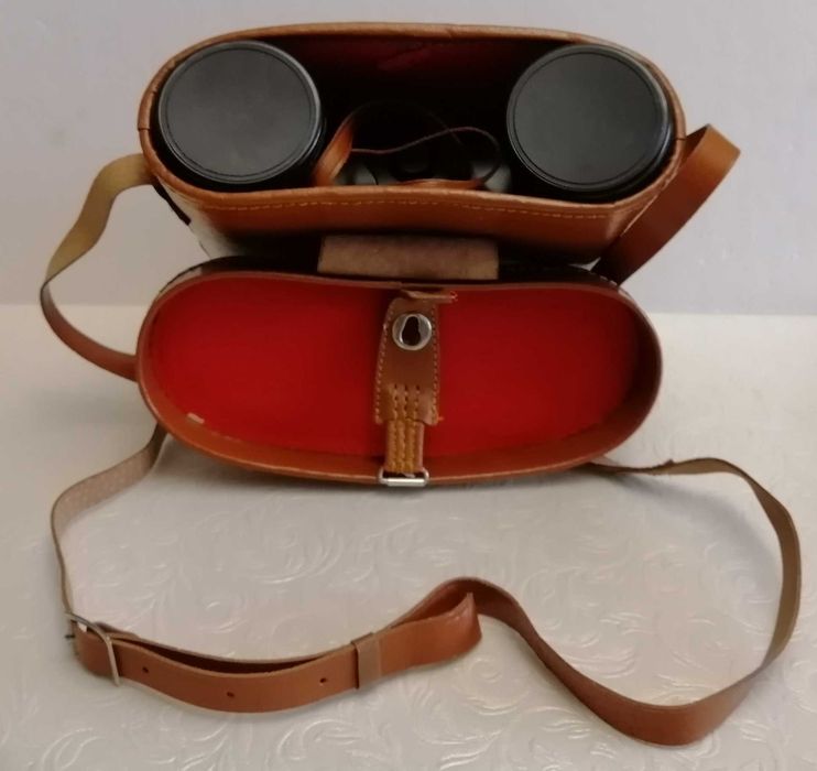Binóculos com bolsa de transporte.