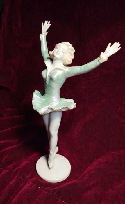 Антикварная статуэтка "Фигуристка на вершине Успеха. Соня Хени", 1950-е грн, Wallendorf, Германия
 Фанни Эльслер (1810-1884), ХІХ- начало ХХ