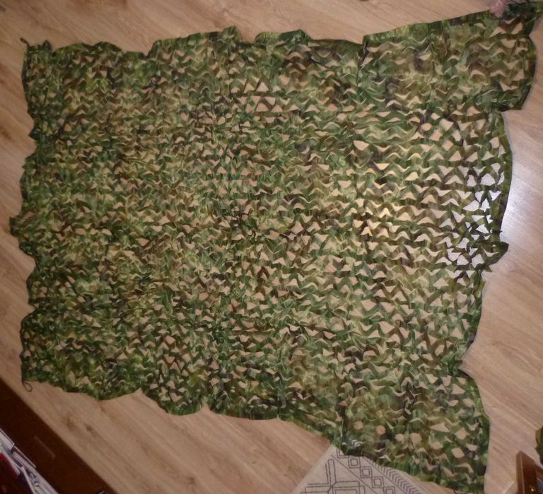 Siatka maskująca. 2,3 X 2,8m. Obszyta.
