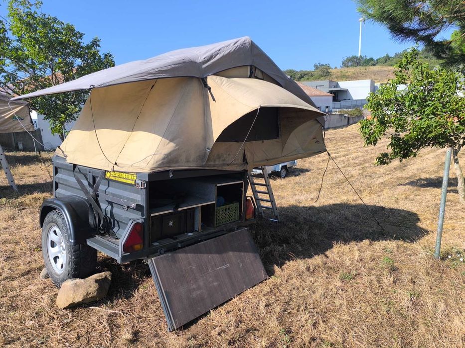 Atrelado camper com tenda de tejadilho