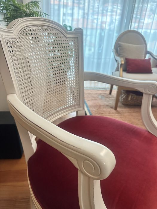 Vendo cadiera com estofamenti em Veludo vermelho cem Decape branco