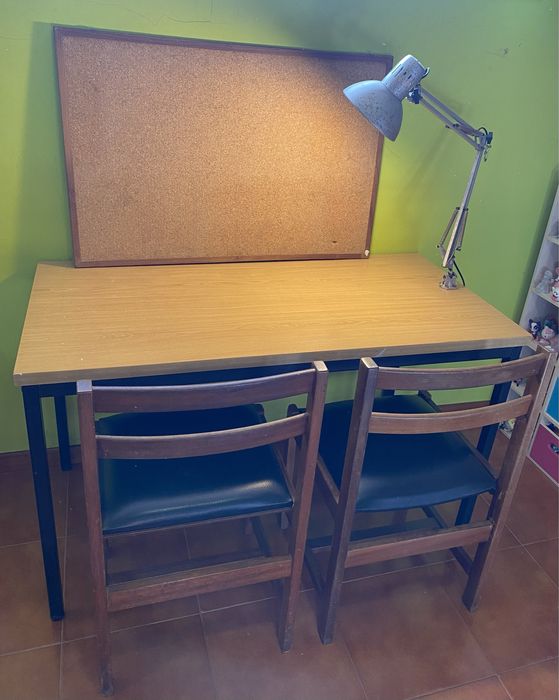 Secretária Resistente com 2 Cadeiras, Quadro de Cortiça e Candeeiro